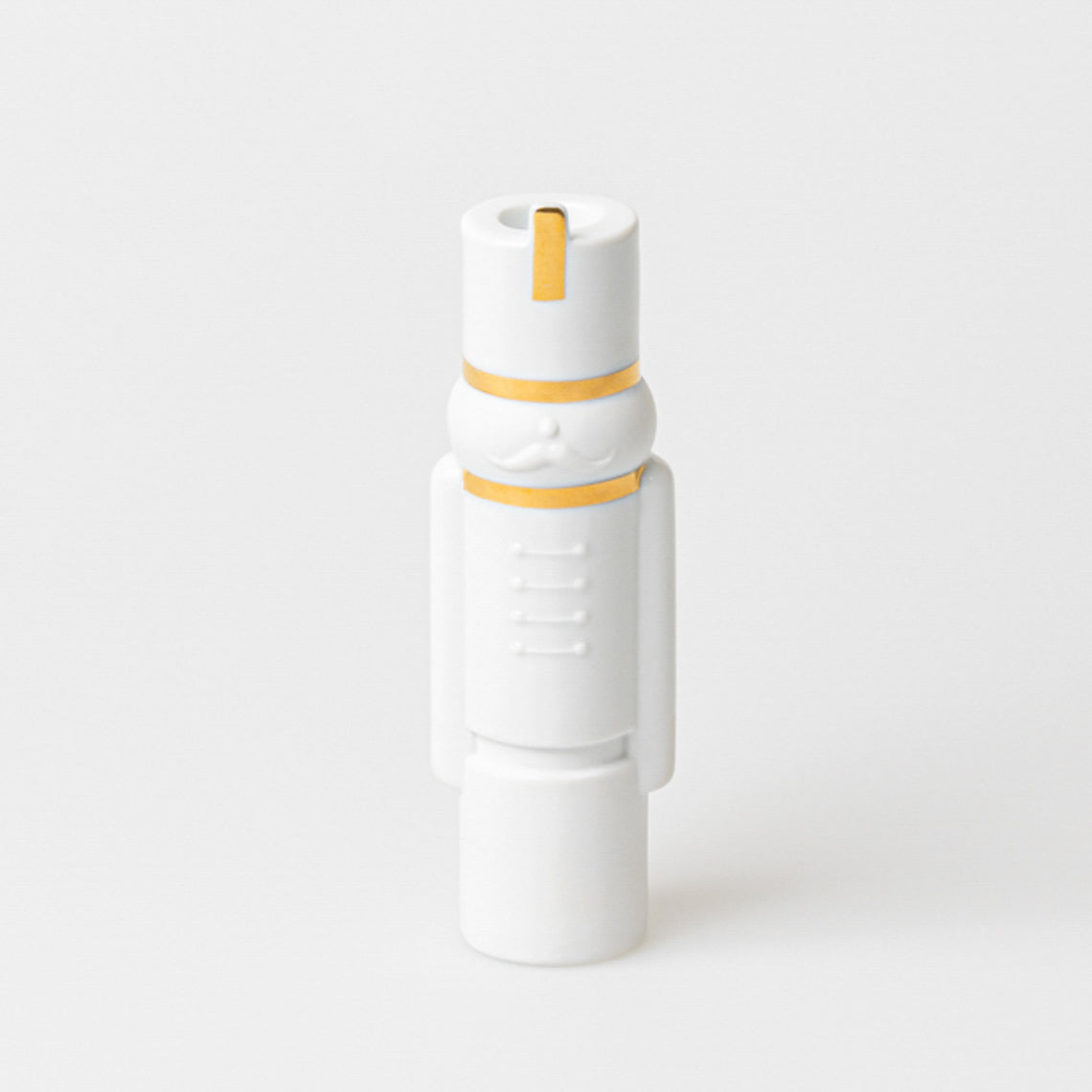 CHANDELIER EN PORCELAINE CASSE-NOISETTE MAGNUS - RADER DESIGN STORIES