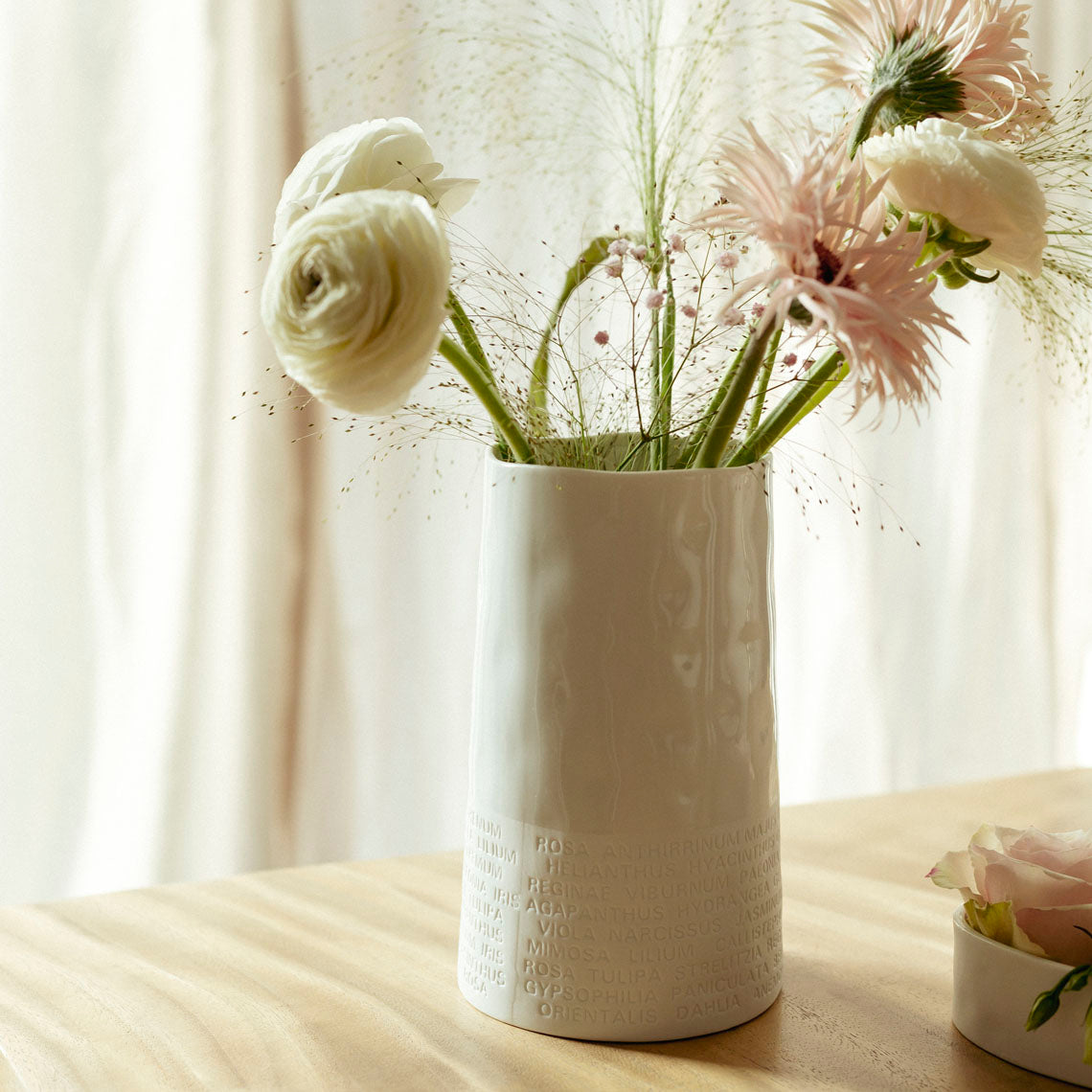 VASE EN PORCELAINE POETRY WIDE - RADER DESIGN STORIES