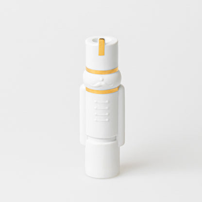 CHANDELIER EN PORCELAINE CASSE-NOISETTE MAGNUS - RADER DESIGN STORIES