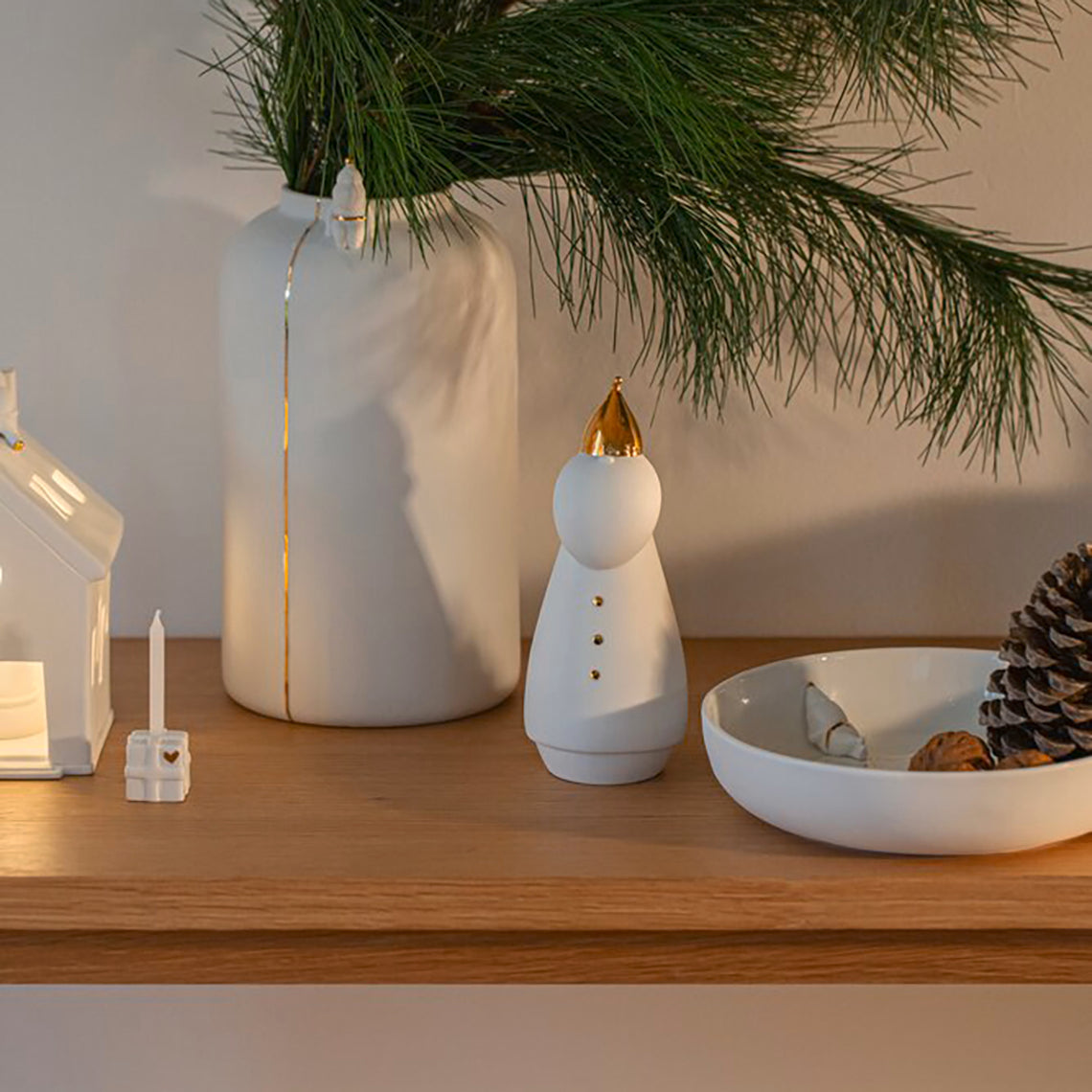 FIGURINE EN PORCELAINE - PERE NOEL DANS SON MANTEAU - RADER DESIGN STORIES
