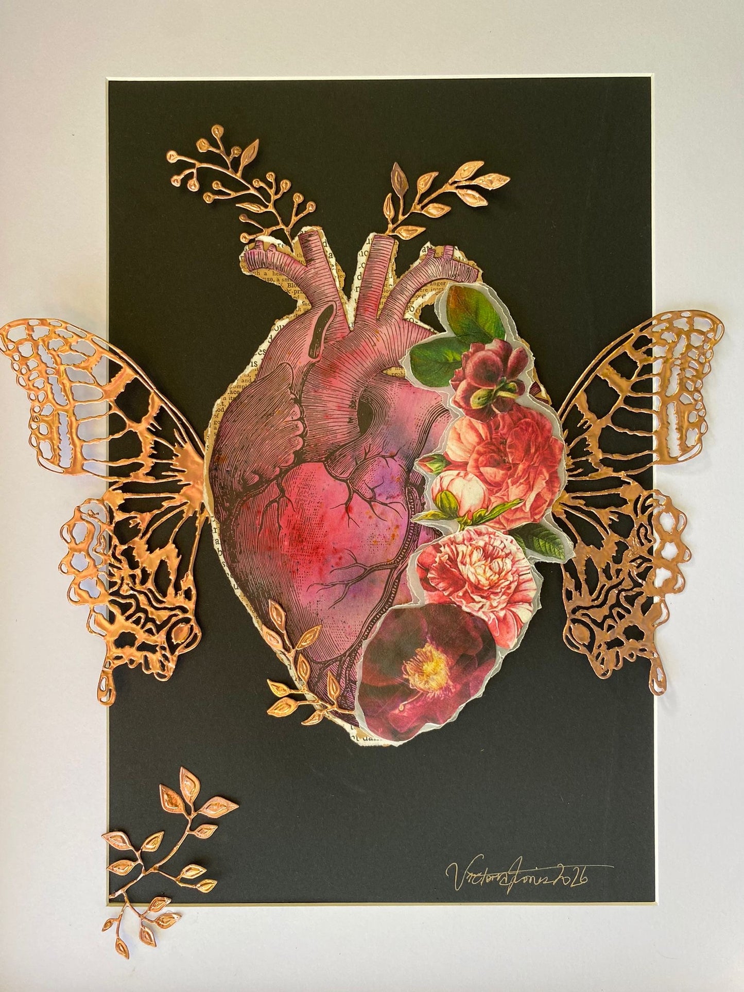 OEUVRE COEUR ANATOMIQUE ET AILES DOREES - VICTORIA
