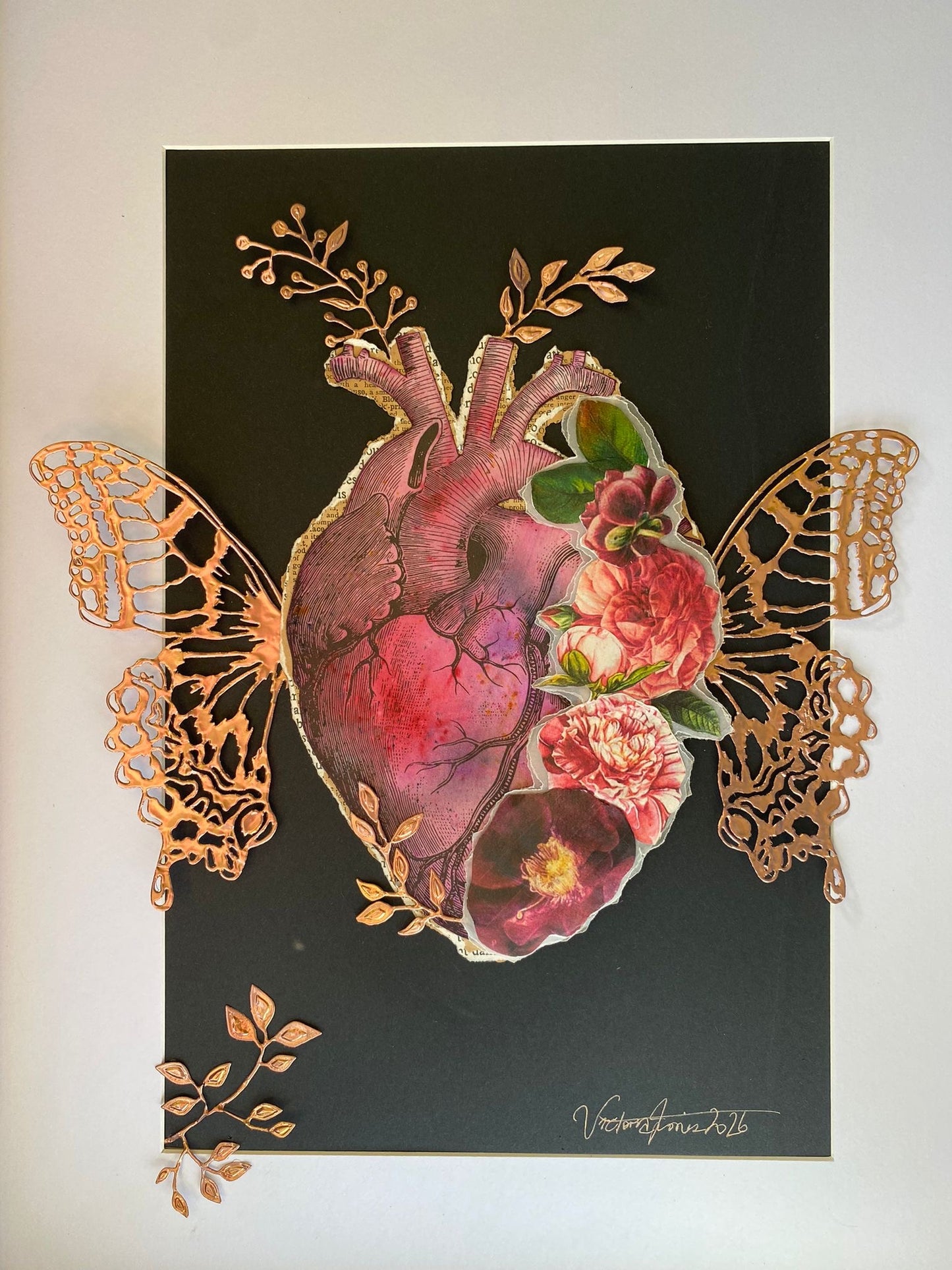 OEUVRE COEUR ANATOMIQUE ET AILES DOREES - VICTORIA
