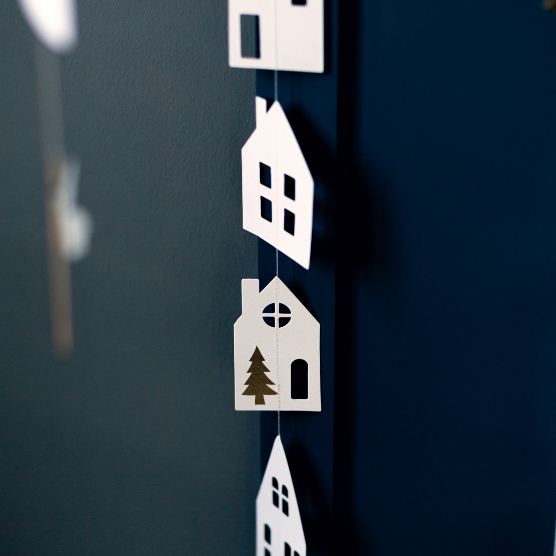 GUIRLANDE EN PAPIER A SUSPENDRE 83.5cm - CHALETS - RADER DESIGN STORIES