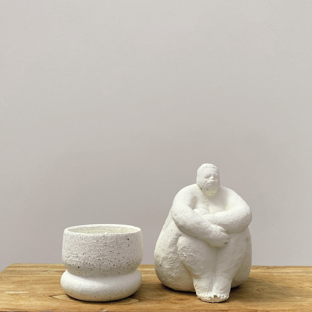 DECORATION A POSER - FEMME ASSISE ECRU- OPJET PARIS